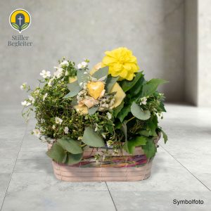 Pflanzkorb mit einer Sommerblume und einer Winterharten Pflanze, Mit Korb und Deko, Länge ca. 25cm